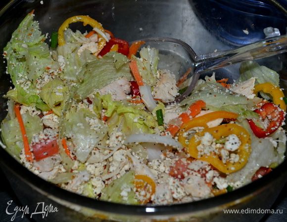 Добавить сыр фета крошкой. Перемешать.