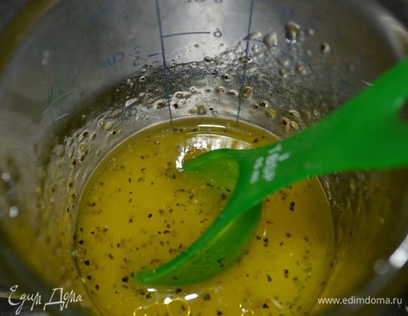 Отдельно смешать в емкости апельсиновый сок, уксус, оливковое масло, соль и черный перец.