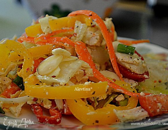 Вылить поверх салата, перемешать. Сверху выложить подсушенный миндаль и подавать на стол. Приятного аппетита.