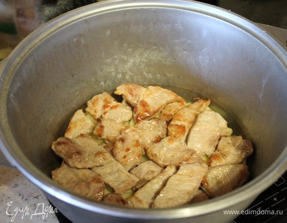 Мясо режем на произвольные кусочки и быстро обжариваем до румяной корочки, и укладываем поверх картофеля, посолить и поперчить.