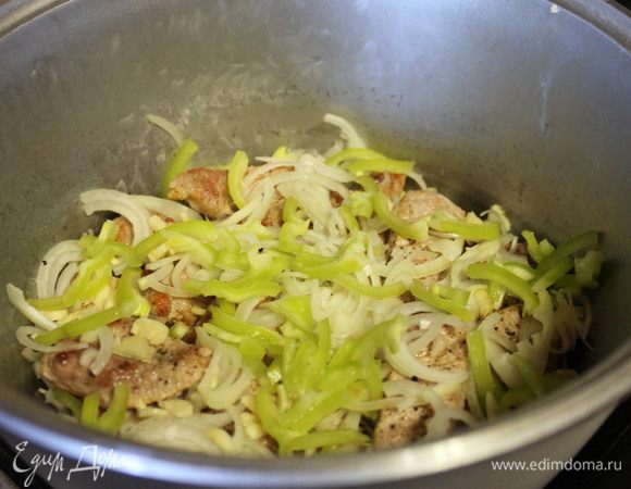 Лук репчатый режем полукольцами, перец болгарский соломкой, чеснок трем на мелкой терке. И все это выкладываем сверху мяса.