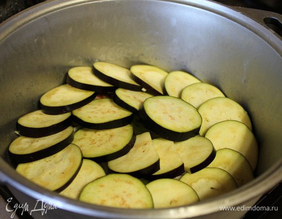 Выкладываем следующий слой, Баклажаны режем кружочками, морковь брусочками и немного присаливаем.