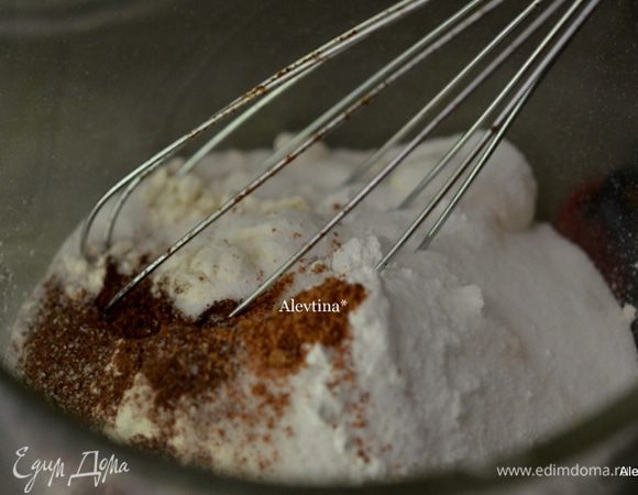 В емкости смешать муку и 6 остальных сухих ингредиента.