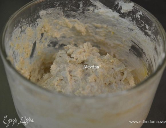 В другой емкости смешать 4 остальных жидких ингредиента. Добавить в сухие и перемешать. Тесто будет густоватым , липким.
