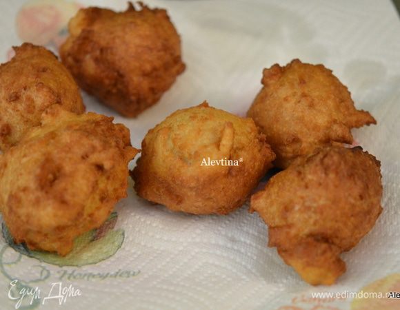 Разогреть фритюрницу до 180 гр или кастрюлю с маслом для жарки , как появятся пузырики масло достаточно прогрелось. Выкладывать тесто столовой ложкой или ложкой для мороженого небольшими порциями , например 4 шт. Обжаривать 5 мин. или до золотистого цвета. Выкладывать пончики на тарелку с бумажным полотенцем. Итак с каждой порцией.
