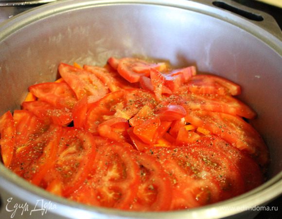 Далее режем помидорки полукольцами и выкладываем поверх моркови. Солим, перчим, добавляем воду или бульон.Накрываем крышкой и тушим на медленном огне 30-40 минут. Перед подачей посыпаем любимой зеленью. Приятного аппетита!