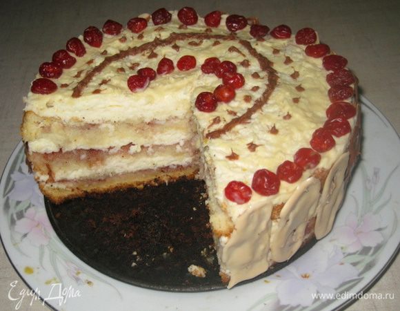 Сборка:

Пропитанный корж, джем, крем. Опять пропитанный корж, джем, крем. И завершающий раз: пропитанный корж, джем, крем. Затем поливаем глазурью, даёт торту застыть и украшаем!