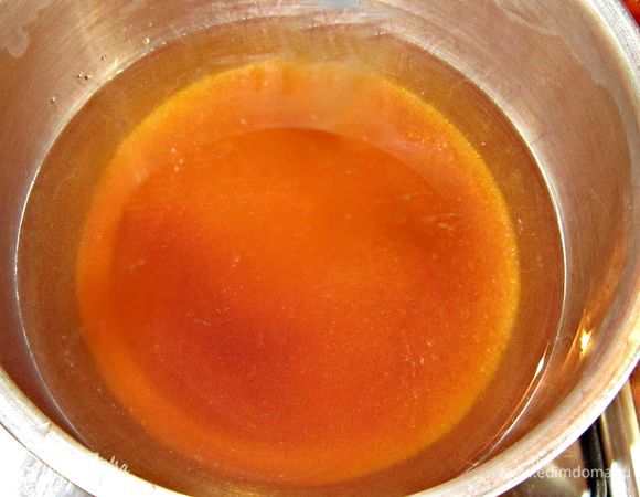 Сахар соединить с водой и прогревать в сотейнике на небольшом огне до полного растворения сахара. Снять сироп с огня, немного остудить.