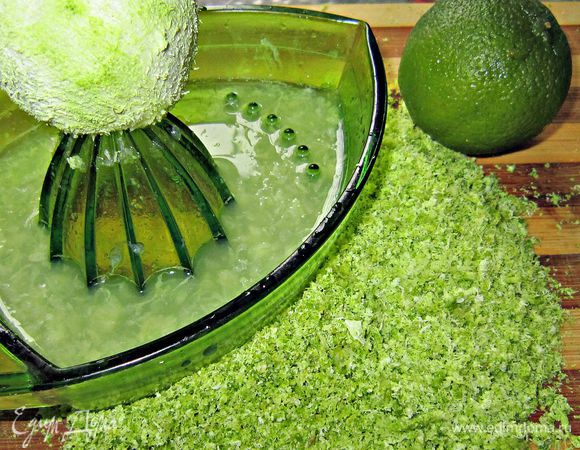 Натереть цедру лайма на мелкой тёрке, выжать сок.