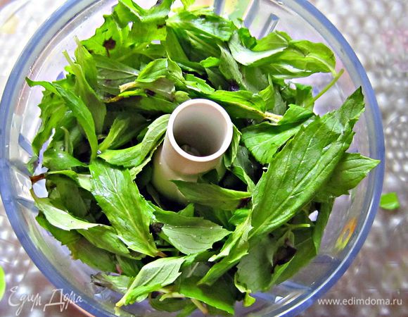 От веточек мяты отделить листочки, измельчить.