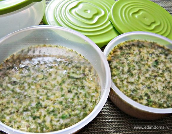 Кокосовое молоко, сироп, цедру и сок лайма, измельчённые лисья мяты  - всё вместе хорошо взбить. Разлить по лоточкам и убрать в морозильную камеру.