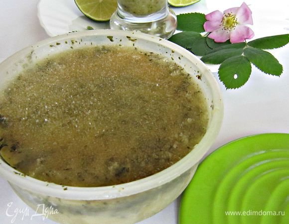 Через 2-3 часа вилкой пройтись по поверхности граниты, разрушая кристаллики, должна быть рыхлая снежная масса. Убрать ещё на 1 час в морозилку.
