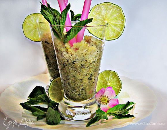 Затем "соскребаем" граниту по поверхности с помощью скребка или вилки и раскладываем по бокалам, украшая дольками лайма и листиками мяты.
Приглашаю насладиться прекрасной освежающей гранитой!
