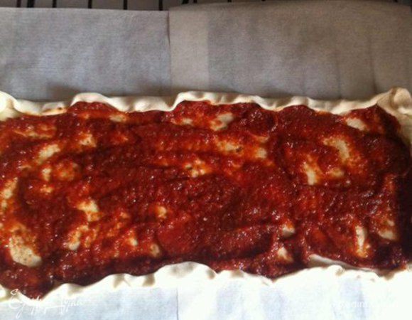 Размораживаем тесто при комнатной температуре, режим на несколько частей, раскатываем очень тонко. 

Для приготовления соуса складываем все ингредиенты в чашу блендера и взбиваем до однородной массы.

Выкладываем тесто на противень и смазываем его соусом. 