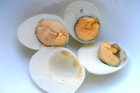 Яйца заранее отвариваем и отделяем желтки от белков...