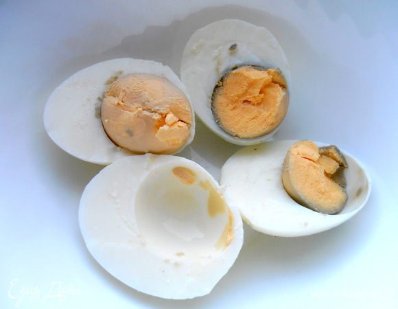 Яйца заранее отвариваем и отделяем желтки от белков...