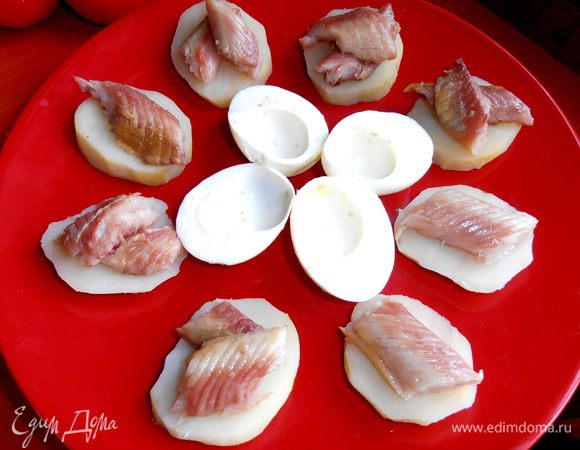 На картофель кладём ломтики рыбки...