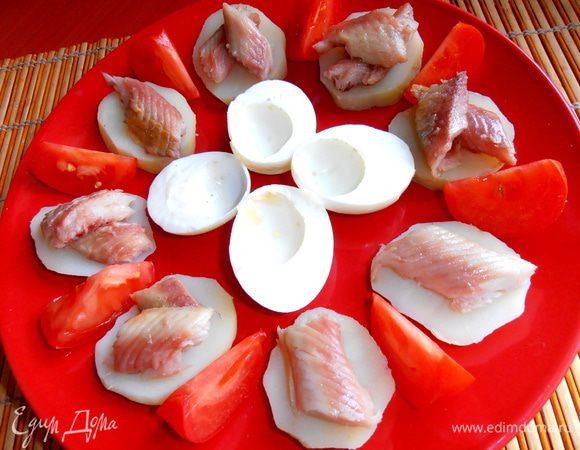 Между ними кусочки помидоров...