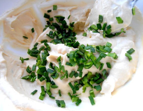 Крошим мелко лук или другую зелень...