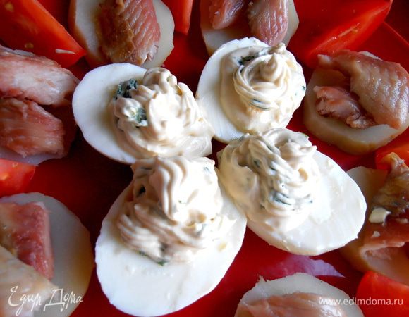 С помощью кондитерского шприца или простого пакета выдавливаем крем-соус на белки или рядом с рыбкой.