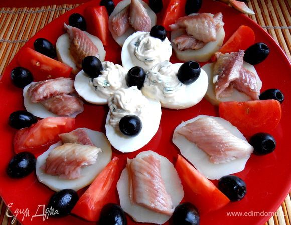 Втыкаем красиво оливки...