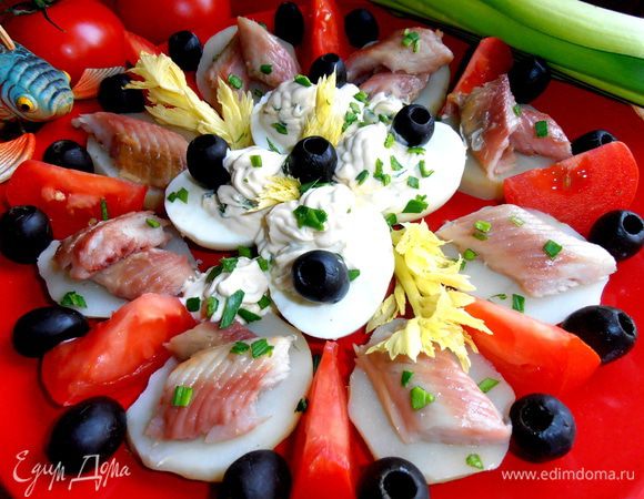 Припорошим сверху зеленью и подаём на закуску!