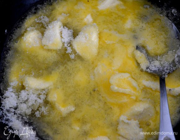 Приготовьте тесто. Размешайте в муке соль, добавьте растительное и сливочное масло, порубите в крошку. Добавьте цедру лимона, влейте ледяную воду, перемешайте до образования крупной крошки. Руками сформируйте из крошки шар, заверните в плёнку, поставьте в холодильник на 1 час.    