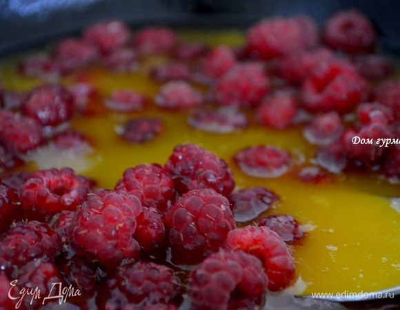 Выстелите противень бумагой. Охлажденное тесто раскатайте на посыпанной мукой поверхности в круглый пласт, диаметром 24 см. Выложите тесто на противень, поставьте   в холодильник на 15-20 минут.

Приготовьте начинку. В жаропрочной сковороде  растопите сахар и масло, добавьте  сок лимона, доведите до кипения. Выложите  150 г малины и готовьте 3 минуты, а затем снимите сковороду с  огня.