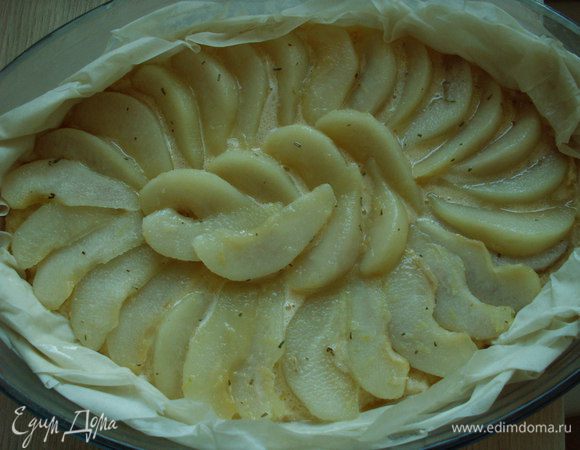 На тесто выкладываем миндальный крем, а сверху кладем груши. Духовку разогреваем на 180С. Ставим пирог на 25-30 минут. 