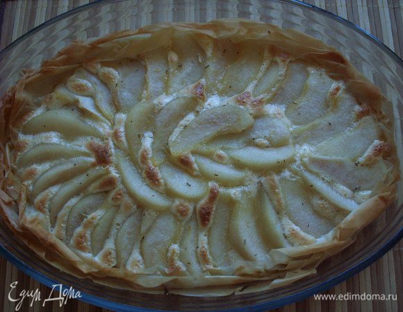 Оставшийся сироп провариваем пару минут до загустения. Получается 2-3 ст. ложки. Достаем пирог и смазываем кисточкой груши этим сиропом. При желании посыпаем миндальными лепестками.