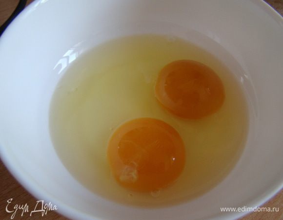 Добавляем яйца, продолжаем взбивать, пока сахар не раствориться.