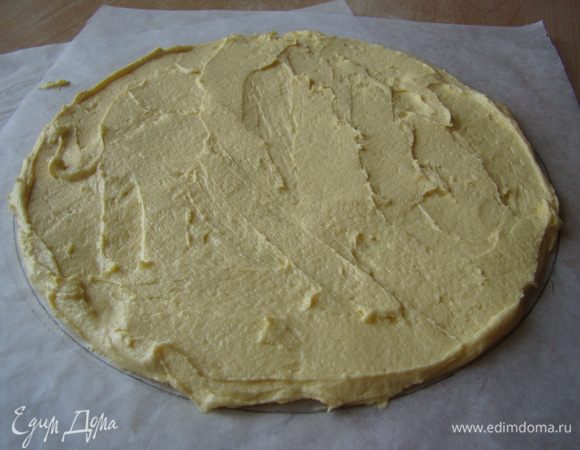 Делим тесто на 2 порции, выпекаем на пергаменте коржи диаметром 22 см, при 220"С 8-10 мин.