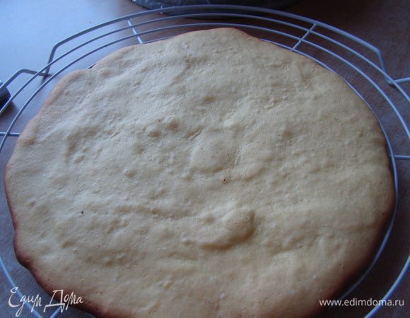 Если края не ровные - обрезать надо сразу же, как только достали из духовки; охладить.