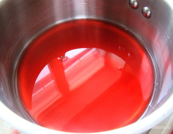 Завариваем крепкий каркаде, остужаем до комнатной температуры.