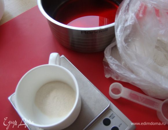 Отмеряем агар, если у Вас обычная чайная ложечка - таких надо 2, заливаем агар, отставляем в сторону.