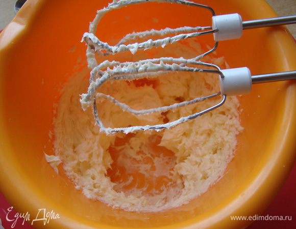 Взбиваем мягкое масло со сгущенкой.