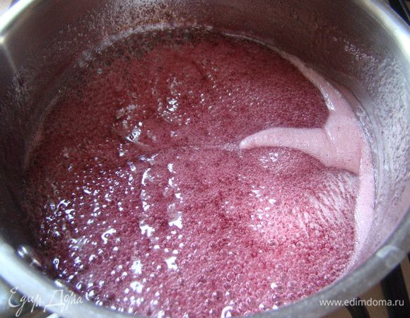 Ставим на огонь агар, залитый каркаде, доводим до кипения, всыпаем сахар, на среднем огне кипятим сироп пару минут до пробы на тонкую нитку или до 110"С на кулинарном термометре или появления густой белой пены.