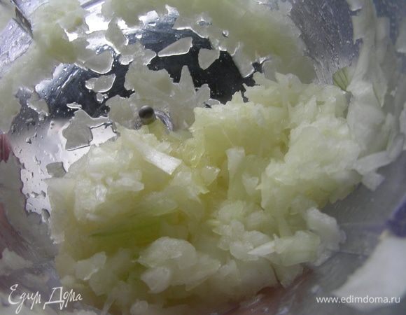 Лук и чеснок мелко рубим по отдельности в комбайне. 
