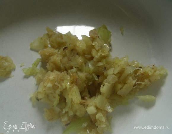 На сковороде разогреваем 1 ст.л. масла и обжариваем лук до мягкости минут 5. Затем добавляем чеснок, корицу, тмин и готовим еще 30 секунд. 
