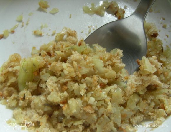Хлеб измельчаем в комбайне или кофемолке в мелкую крошку. Сначала измельчаем 2 кусочка и перемешиваем их с луковой смесью. Затем оставшиеся 2 - они пригодятся для панировки. 