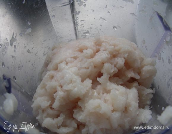 Рыбу, перец чили (если используете) и кинзу мелко рубим (я рыбу порубила в комбайне). Немного кинзы откладываем в сторону.