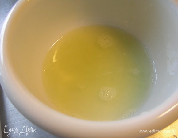 Выжимаем сок из лайма.
