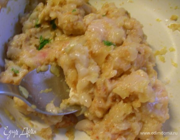 Для фарша к луковой смеси добавляем рыбу, чили, кинзу, сок лайма и яйцо. Все перемешиваем (лучше это делать руками - я сначала немного ложкой помешала, а потом руками). Я бы советовала сок лайма добавлять последним и вливать постепенно, помешивая фарш руками. Возможно, он понадобится не весь. Фарш не должен быть жидковатым, а довольно густым. Я готовила половину фарша с корицей (для себя) и половину без нее (для мужа). Как мне подсказала Надя (Надежда), фарш надо охладить в холодильнике (час-другой), тогда он будет лучше держать форму и легче лепиться. 
