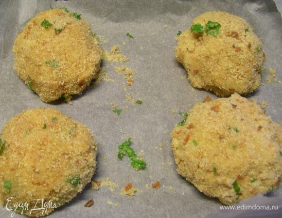 Формируем 4 большие котлетки. Обваливаем их в панировке. При этом в панировку мы добавляем отложенную ранее кинзу. В рецепте предлагалось готовить котлетки в микроволновке, у меня ее нет, поэтому я их запекла. Думаю, можно и обжарить, если Вам так больше нравится. Я их запекала минут 25-30 при 200 гр, один раз перевернув. (в начале запекания они выделили немного сока - около 1 ст.л. с котлетки, но на конечный результат это не повлияло - они хорошо держали форму и получились не сухие, а в меру сочные). И здесь мне Надя пояснила, что в духовке котлеты всегда будут выделять некоторое количество сока,  и это нормально. Там они не так быстро нагреваются, как при обжаривании. Так что можно их и обжарить, тогда, наверное, размером нужно сделать поменьше. Все по вкусу.  
