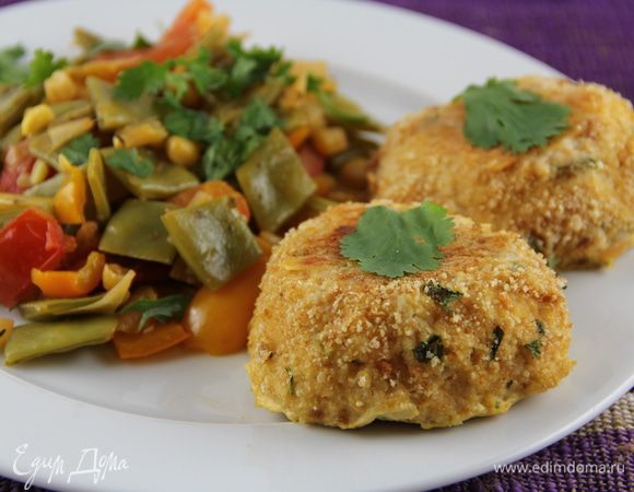 Подаем с гарниром по Вашему вкусу. У меня была овощная смесь с паприкой и ароматными травами. Приятного аппетита))