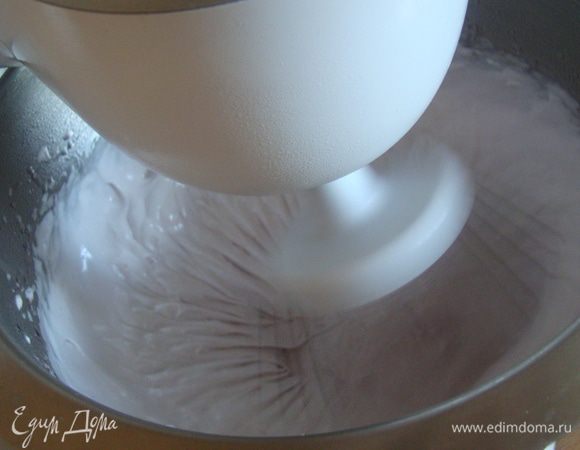 Белки взбиваем с щепоткой соли и парой капель лимонного сока в устойчивую пену, вливаем тонкой струйкой сироп, не переставая взбивать, до получения плотной массы, на средних/низких оборотах миксера вмешиваем охлажденное взбитое масло.