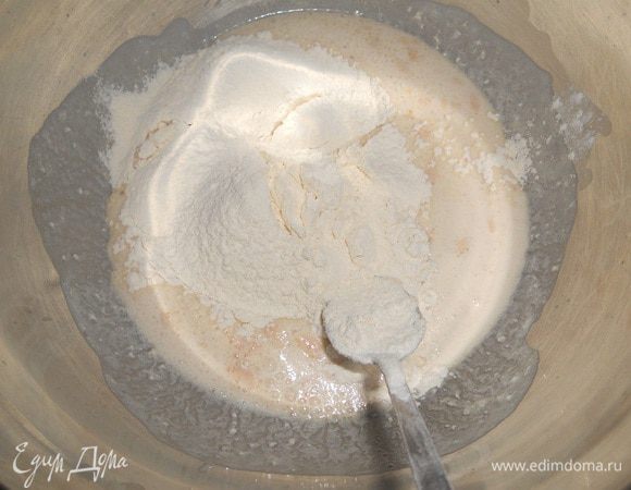 В миску с дрожжами всыпать 160 г муки и перемешать, поставить в теплом месте без сквозняков на 5-7 минут, должна опара подняться и появятся мелкие дырочки на ней.