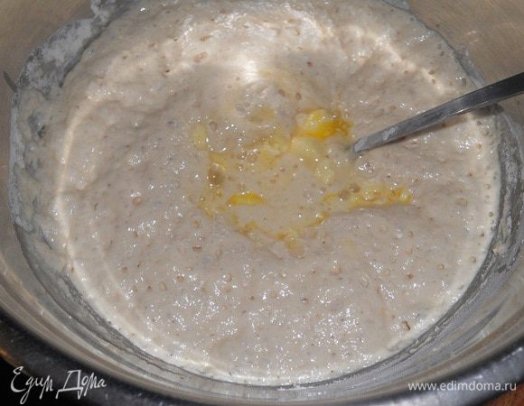 К опаре вылить содержимое второй миски и хорошо перемешать.