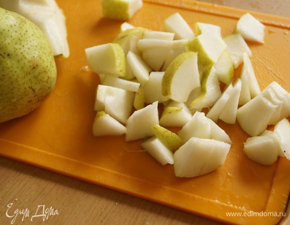 Груши очистить от сердцевины, нарезать небольшими кусочками