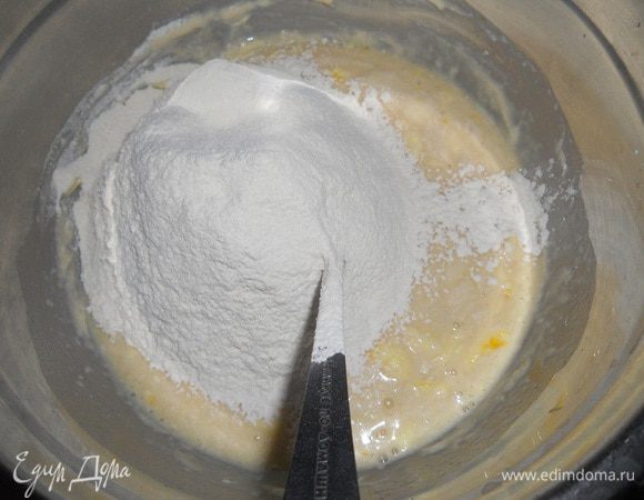 Всыпать остальную муку и замесить тесто.